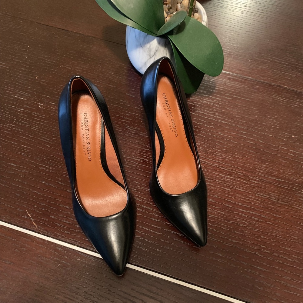 Classic black pumps size 7 wide